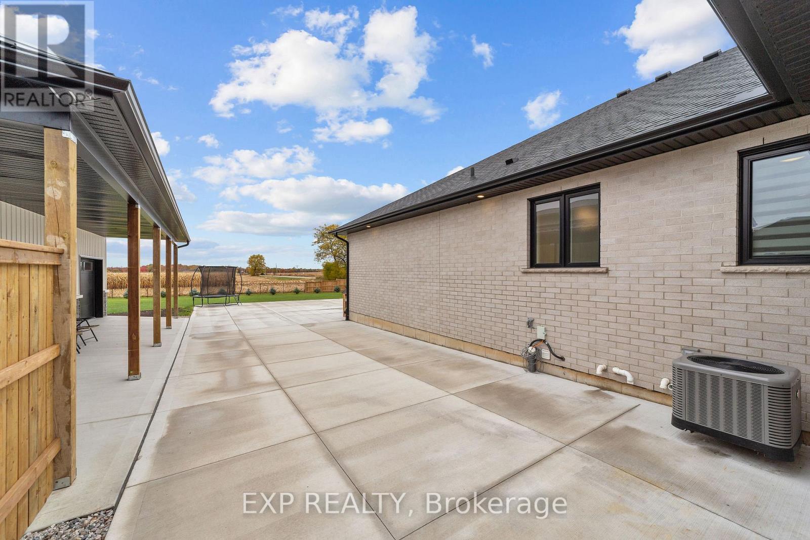 6572 Calvert Drive, Strathroy-Caradoc, ON - Outdoor With Exterior