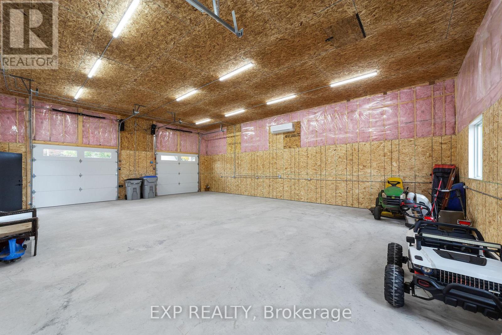 6572 Calvert Drive, Strathroy-Caradoc, ON - Indoor Photo Showing Garage