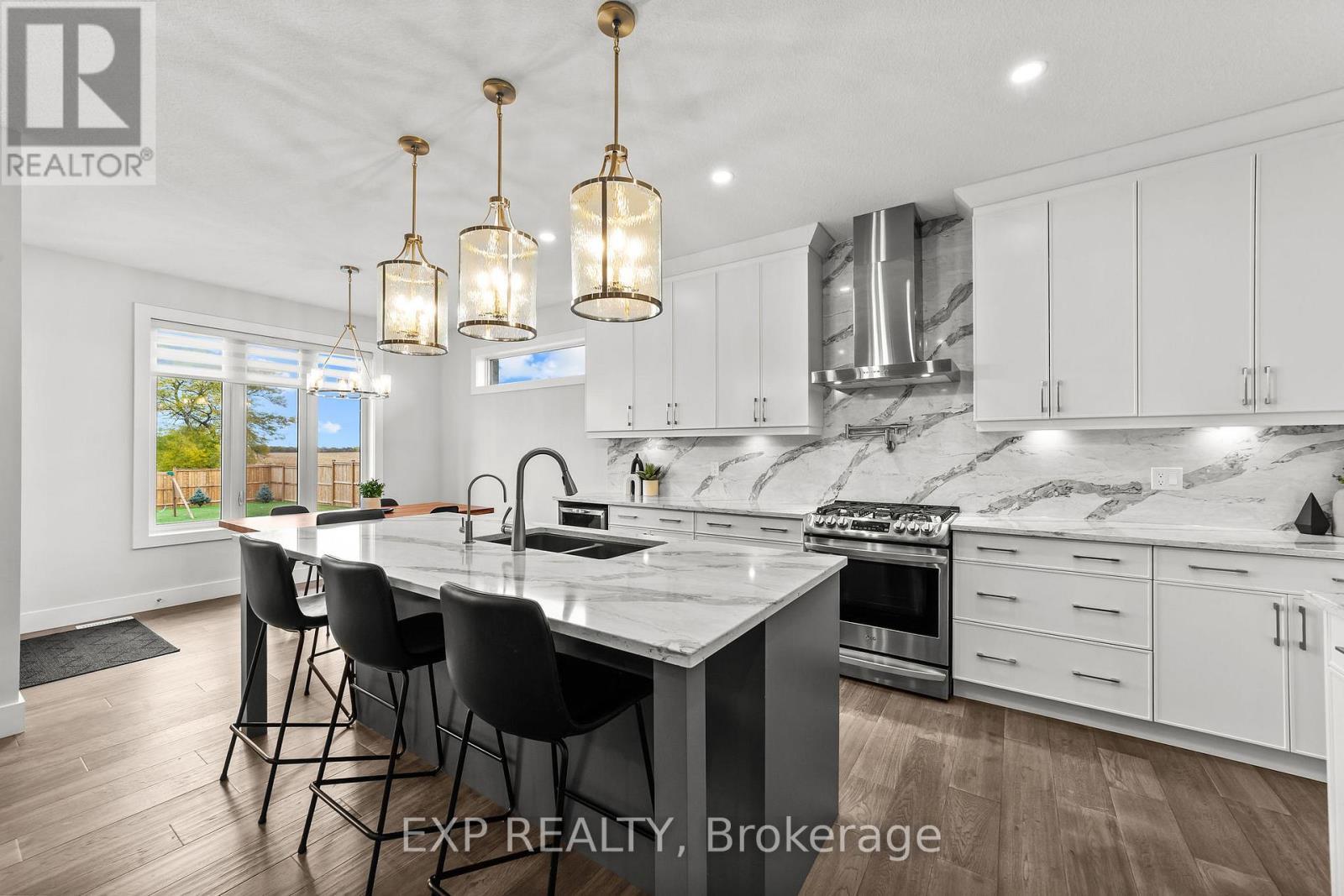 6572 Calvert Drive, Strathroy-Caradoc, ON - Indoor Photo Showing Kitchen With Upgraded Kitchen