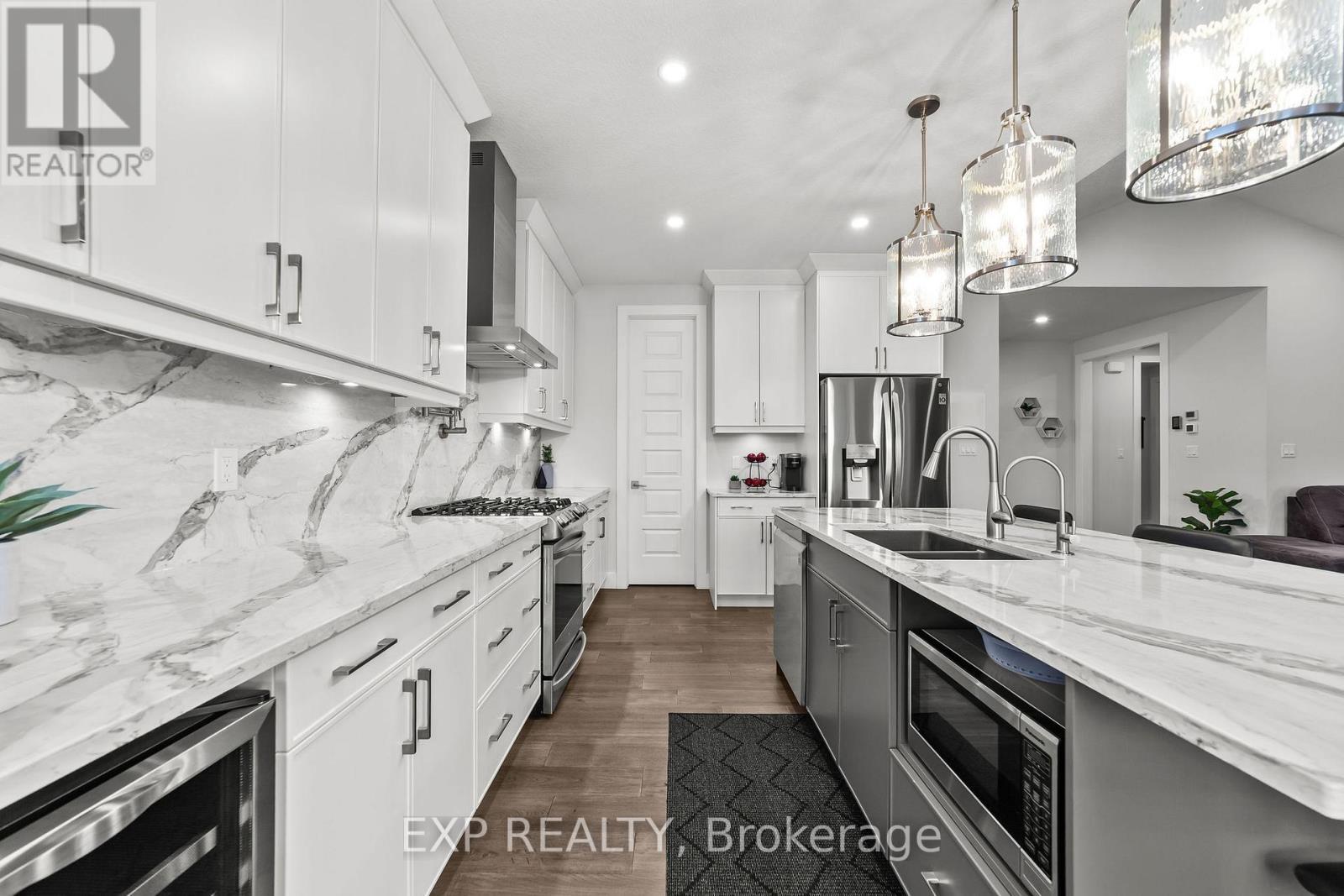 6572 Calvert Drive, Strathroy-Caradoc, ON - Indoor Photo Showing Kitchen With Double Sink With Upgraded Kitchen
