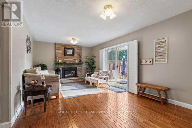 349 Highview Crescent, London South (South O), ON - Indoor Photo Showing Living Room With Fireplace