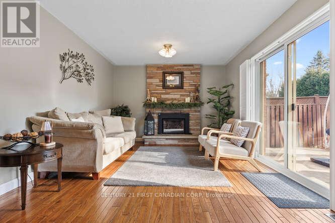 349 Highview Crescent, London South (South O), ON - Indoor Photo Showing Living Room With Fireplace