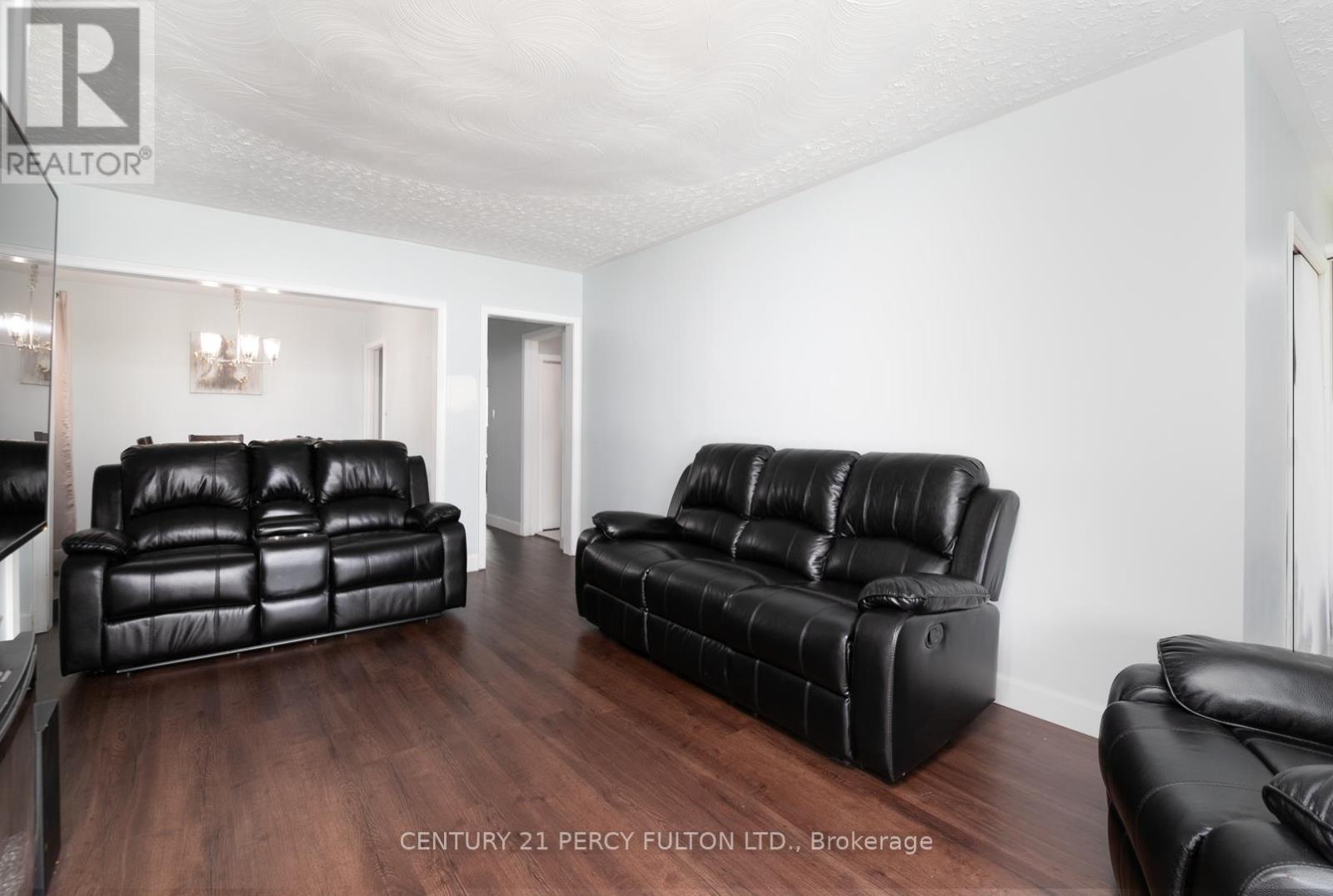 12 Northwood Crescent, Belleville, ON - Indoor Photo Showing Living Room