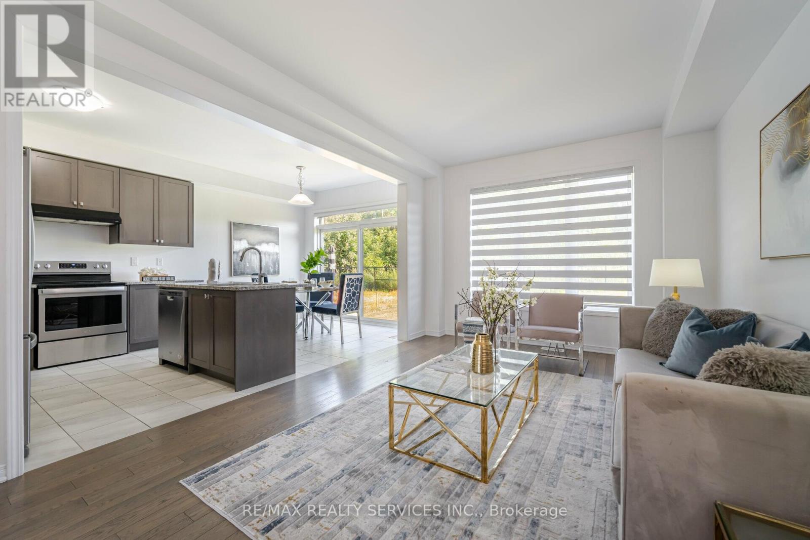 251 Bedrock Drive, Hamilton, ON - Indoor Photo Showing Living Room