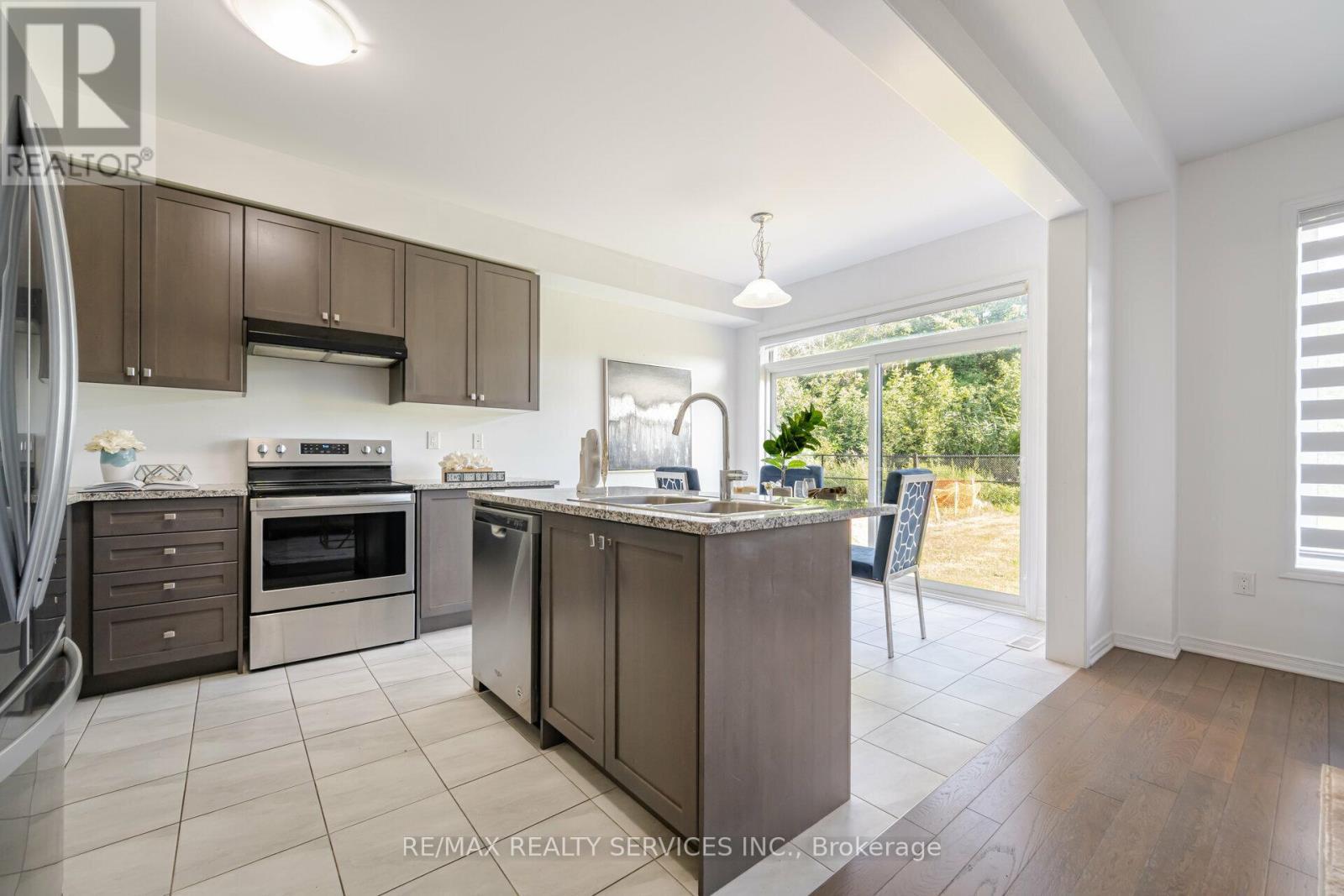 251 Bedrock Drive, Hamilton, ON - Indoor Photo Showing Kitchen