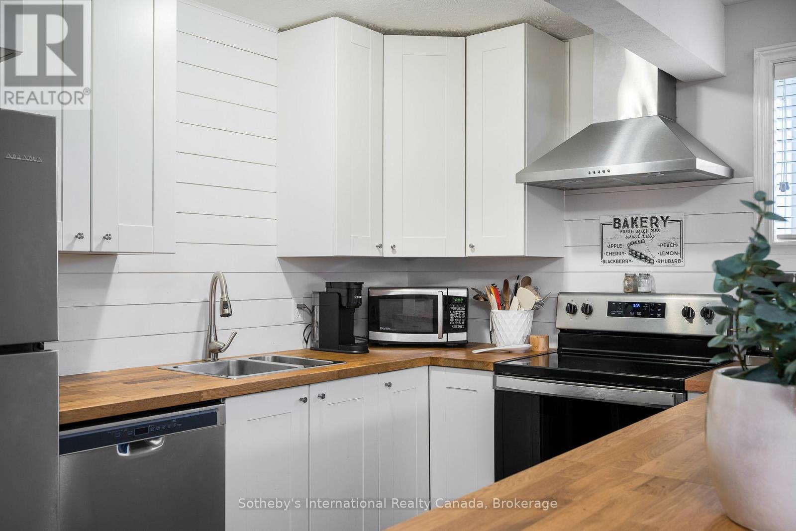 26 Country Crescent, Meaford, ON - Indoor Photo Showing Kitchen With Double Sink