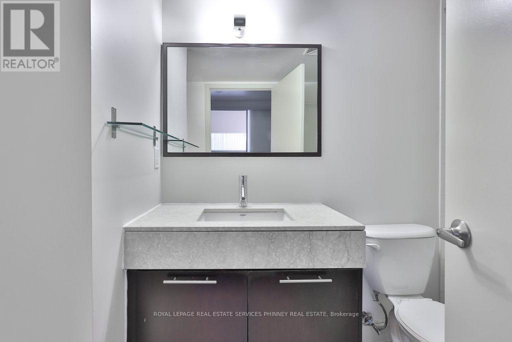705 - 126 Simcoe Street, Toronto, ON - Indoor Photo Showing Bathroom