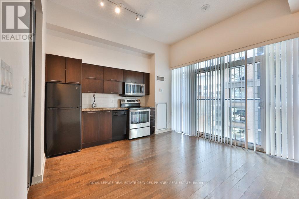 705 - 126 Simcoe Street, Toronto, ON - Indoor Photo Showing Kitchen