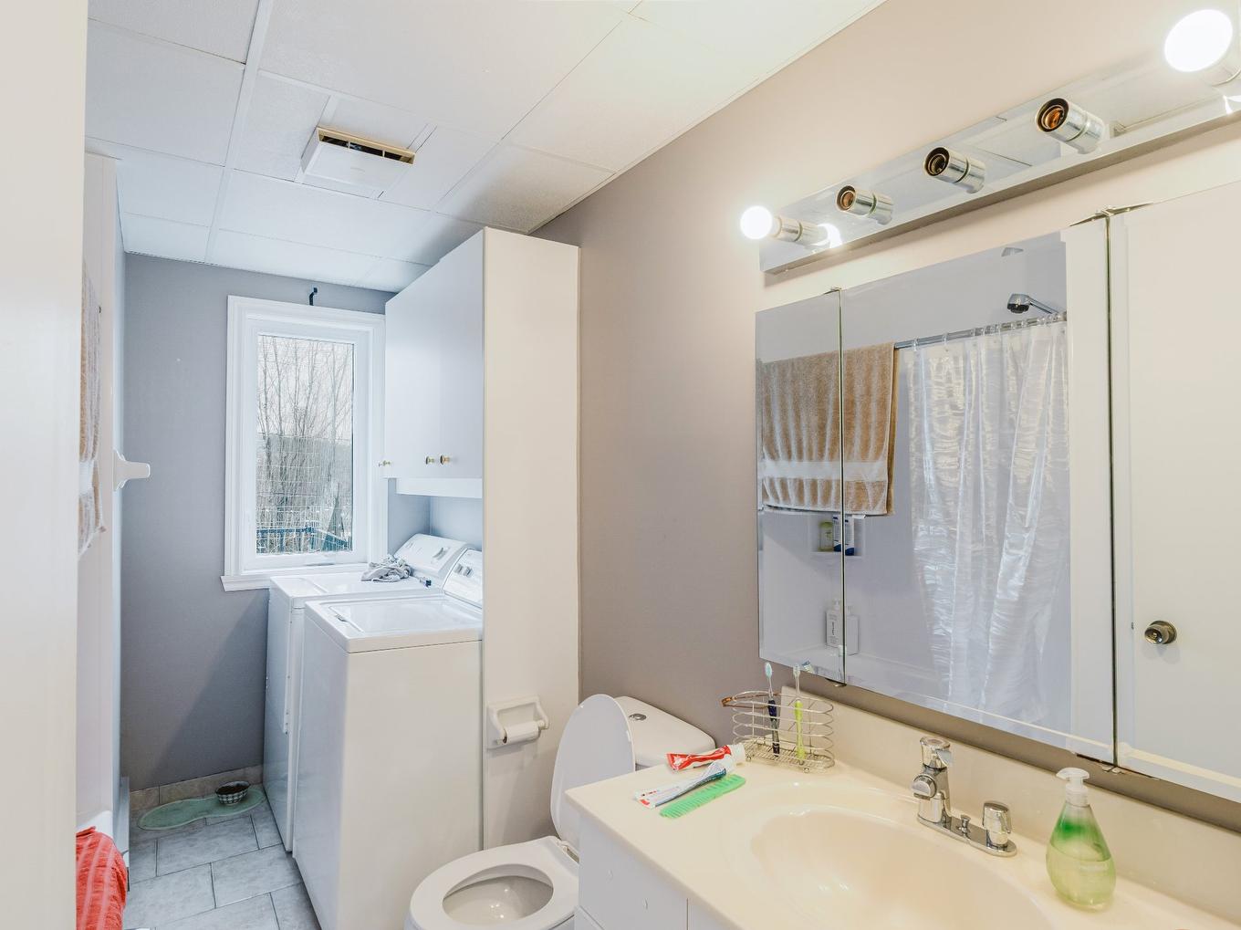 Salle de bains - 1647 - 1651 Rue Émery-Lussier, Sherbrooke (Fleurimont), QC - Indoor