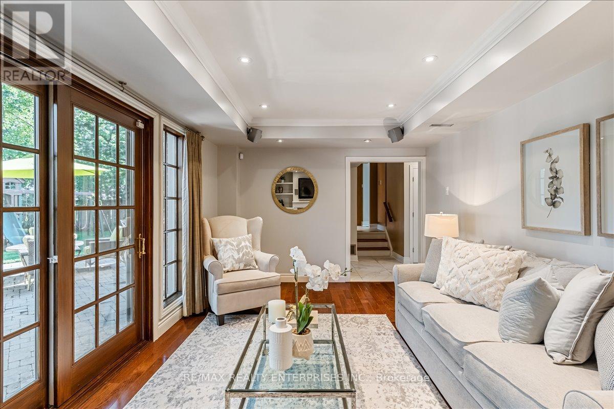 1424 Indian Road, Mississauga, ON - Indoor Photo Showing Living Room