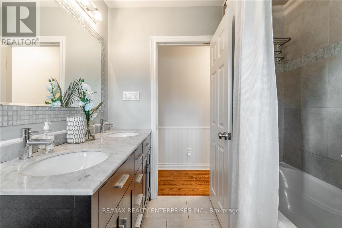 1424 Indian Road, Mississauga, ON - Indoor Photo Showing Bathroom