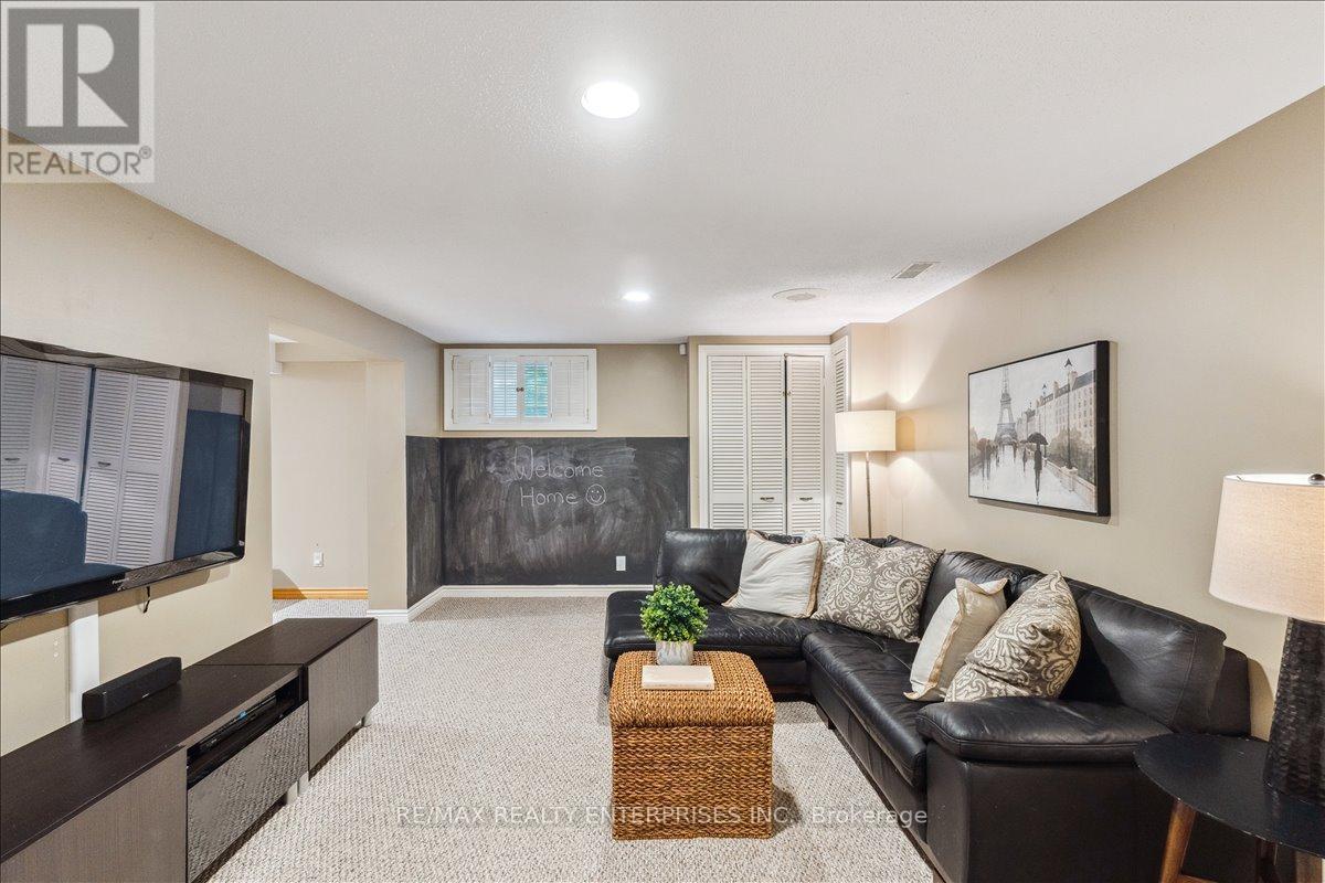 1424 Indian Road, Mississauga, ON - Indoor Photo Showing Living Room