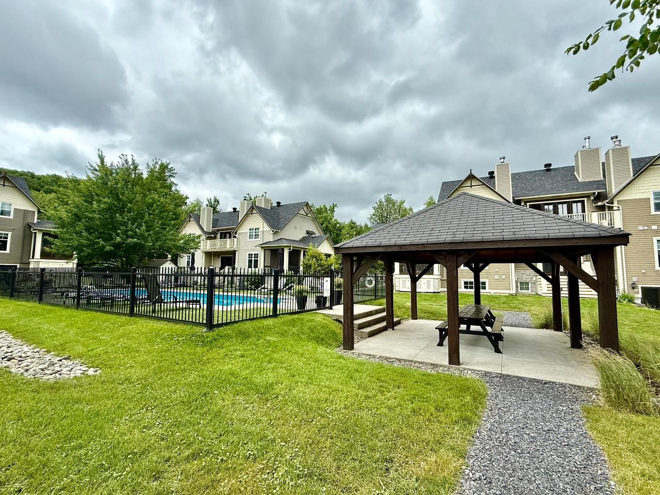 Cour - 102-117 Rue De Laviolette, Bromont, QC - Outdoor