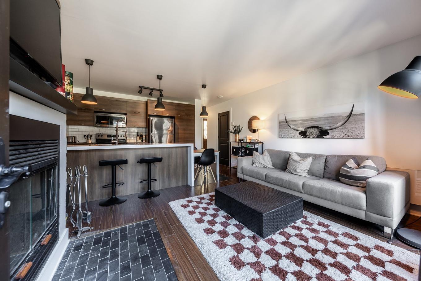 Salon - 102-117 Rue De Laviolette, Bromont, QC - Indoor Photo Showing Living Room