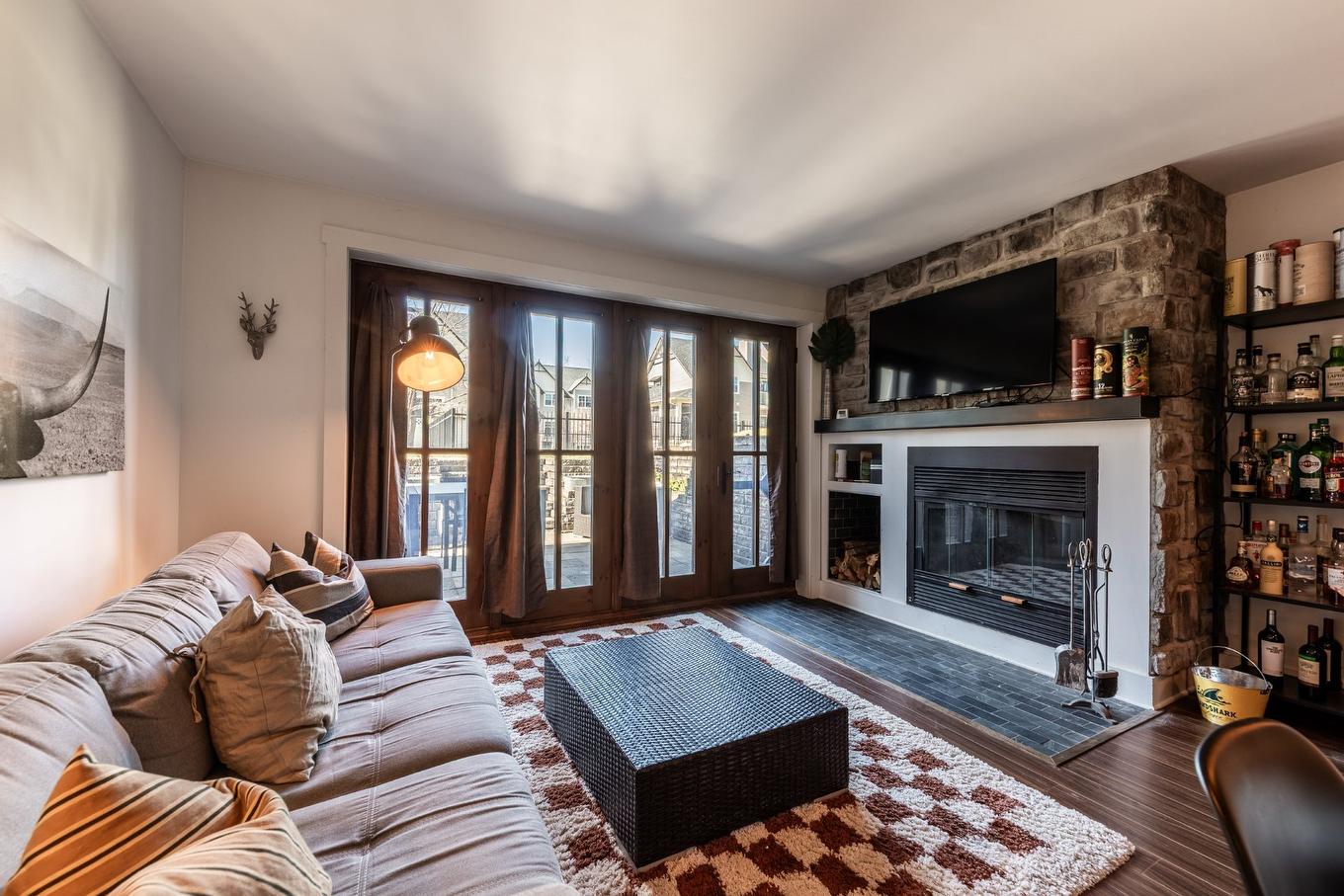 Salon - 102-117 Rue De Laviolette, Bromont, QC - Indoor Photo Showing Living Room With Fireplace