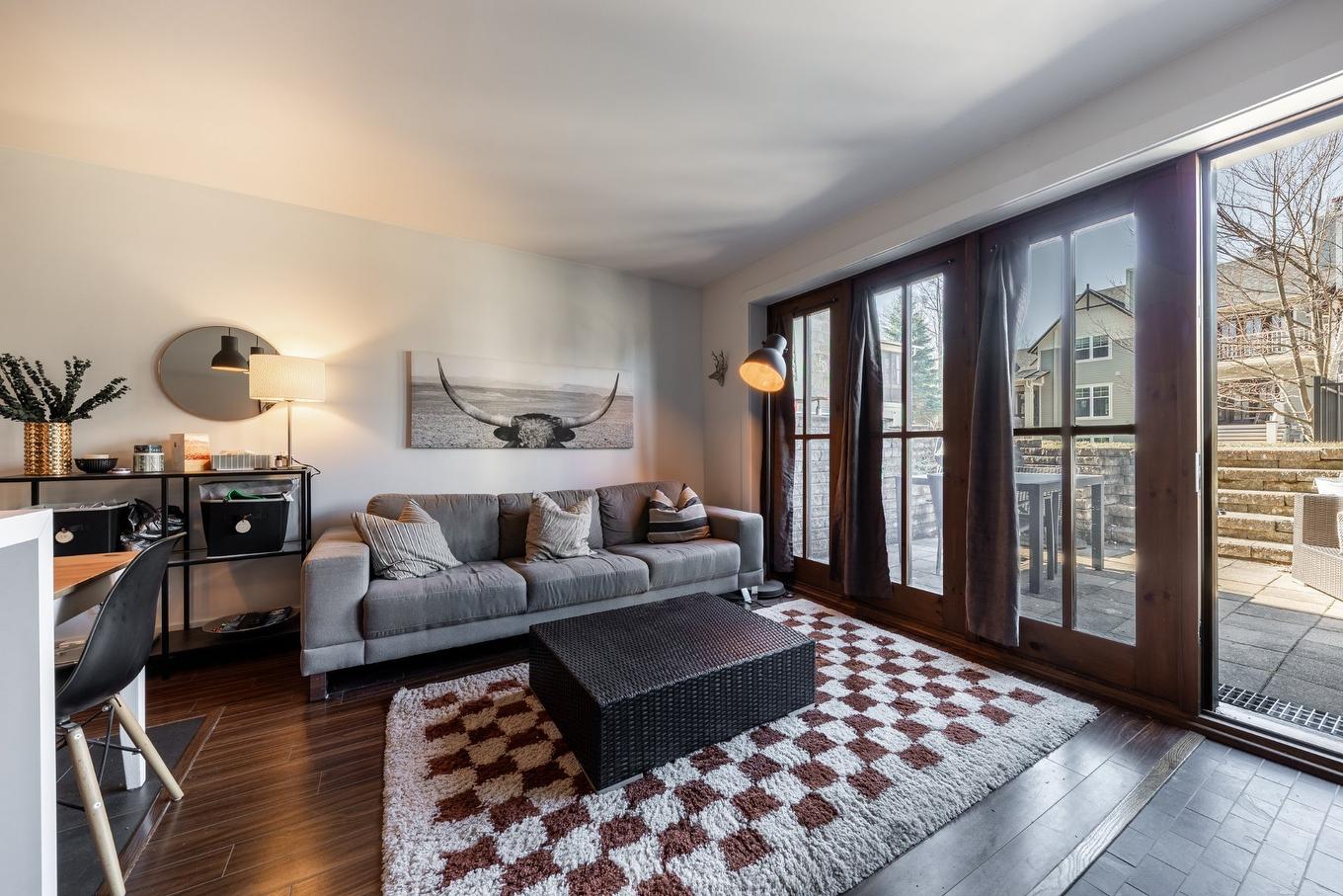 Salon - 102-117 Rue De Laviolette, Bromont, QC - Indoor Photo Showing Living Room