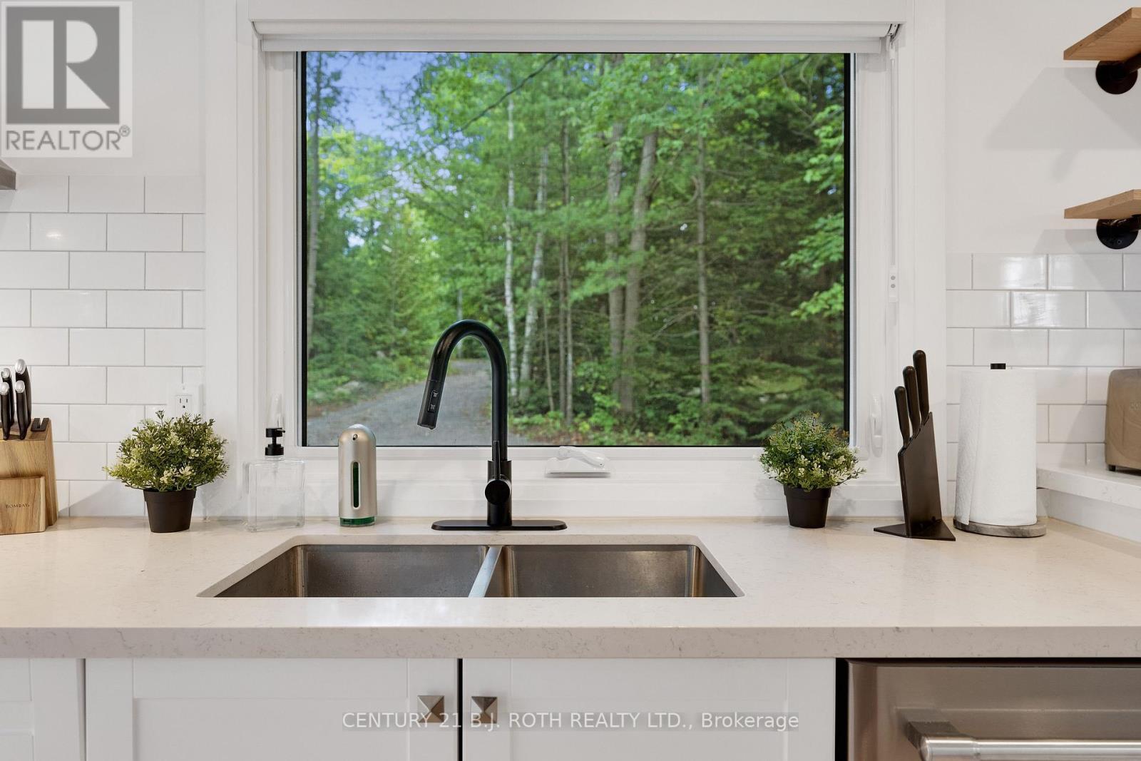 334 Stewart Lake Road, Georgian Bay, ON - Indoor Photo Showing Kitchen