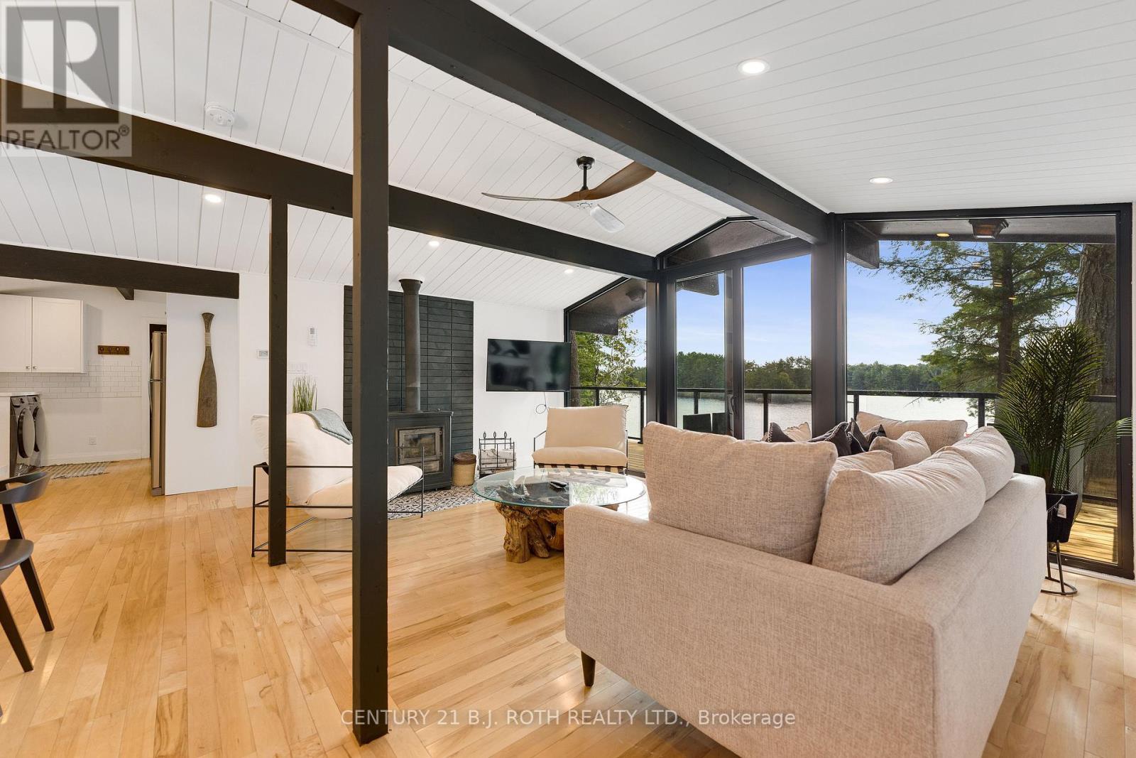 334 Stewart Lake Road, Georgian Bay, ON - Indoor Photo Showing Living Room