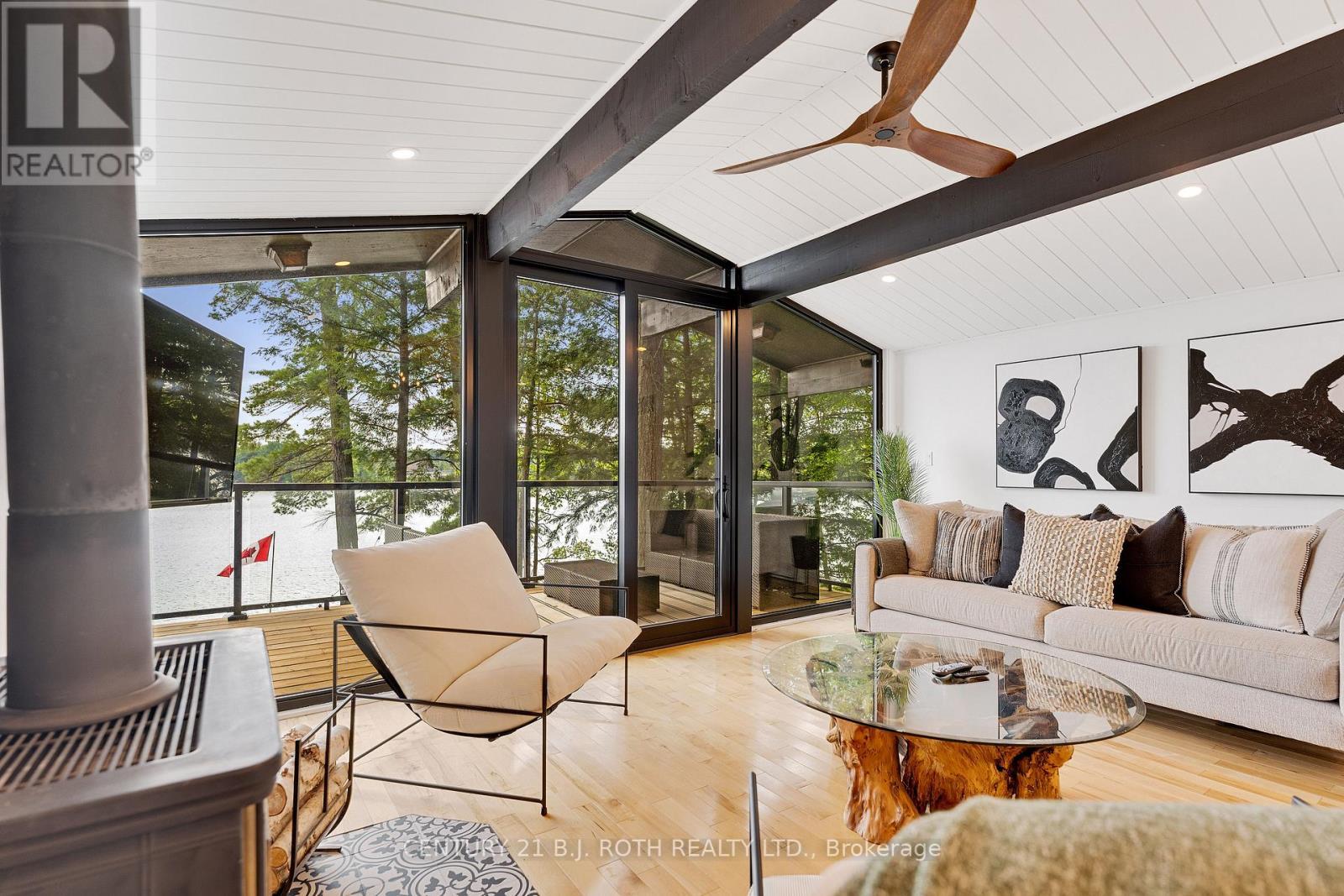 334 Stewart Lake Road, Georgian Bay, ON - Indoor Photo Showing Living Room