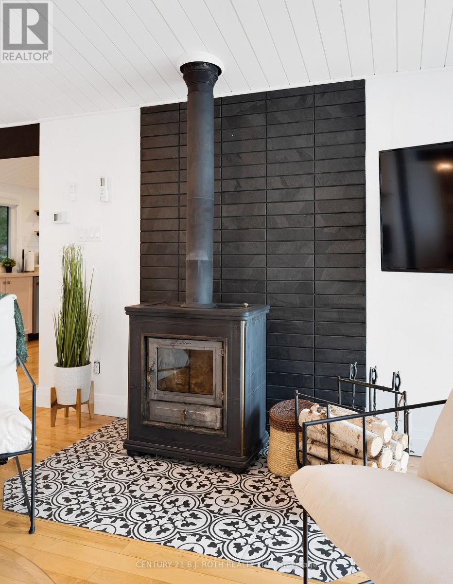 334 Stewart Lake Road, Georgian Bay, ON - Indoor With Fireplace