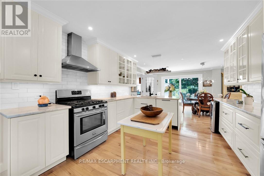 14 Simcoe Boulevard, Norfolk, ON - Indoor Photo Showing Kitchen With Upgraded Kitchen