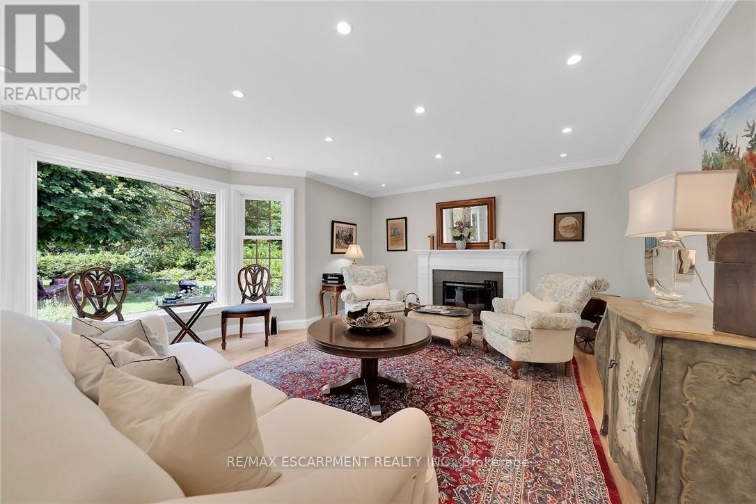 14 Simcoe Boulevard, Norfolk, ON - Indoor Photo Showing Living Room With Fireplace