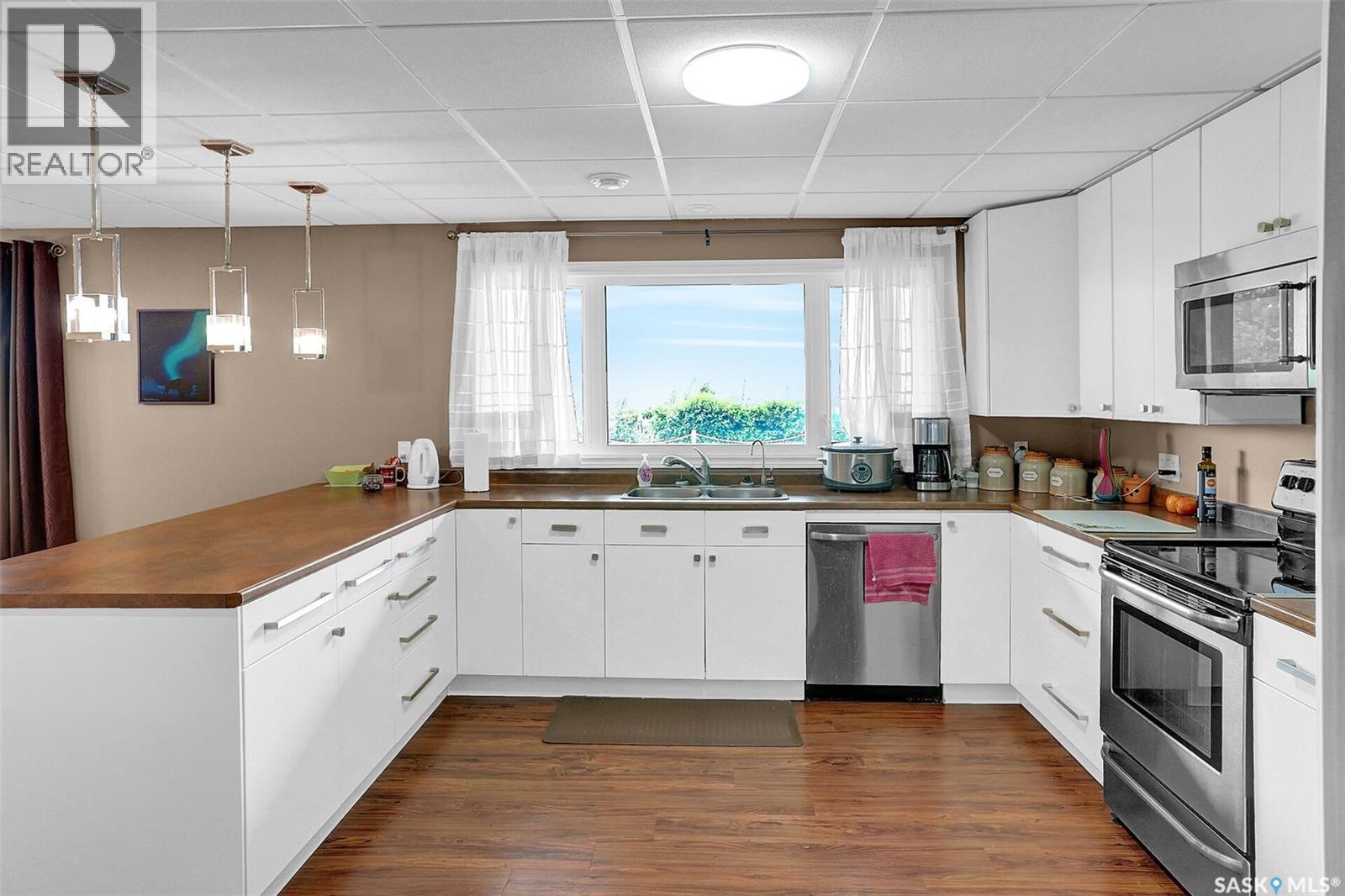 81 Kinsley Place, North Qu'Appelle Rm No. 187, SK - Indoor Photo Showing Kitchen With Double Sink