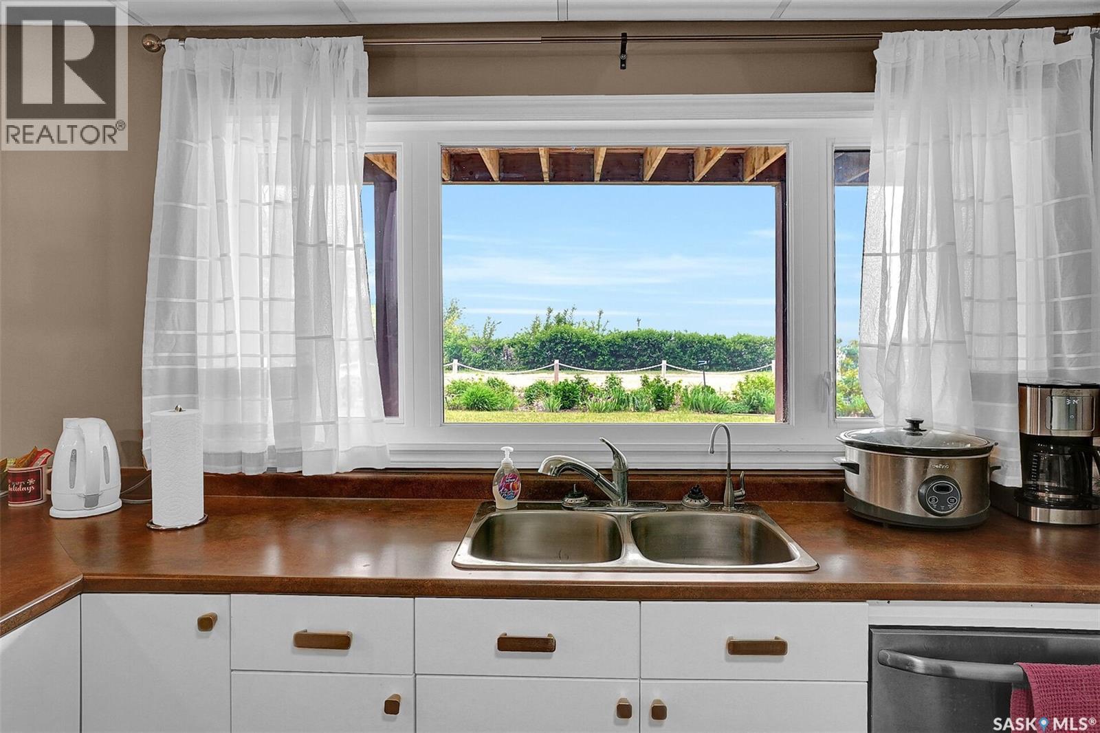 81 Kinsley Place, North Qu'Appelle Rm No. 187, SK - Indoor Photo Showing Kitchen With Double Sink