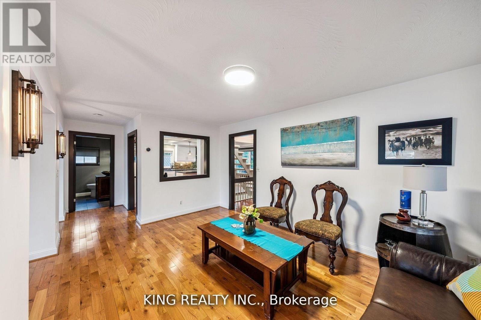 602 Champlain Road, Tiny, ON - Indoor Photo Showing Living Room