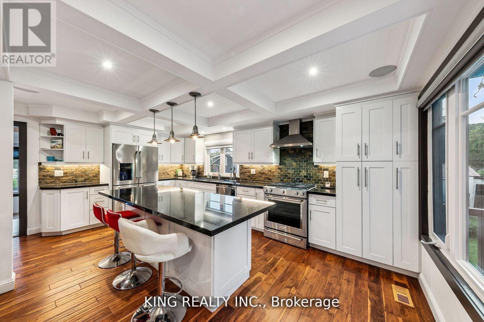 602 Champlain Road, Tiny, ON - Indoor Photo Showing Kitchen With Upgraded Kitchen