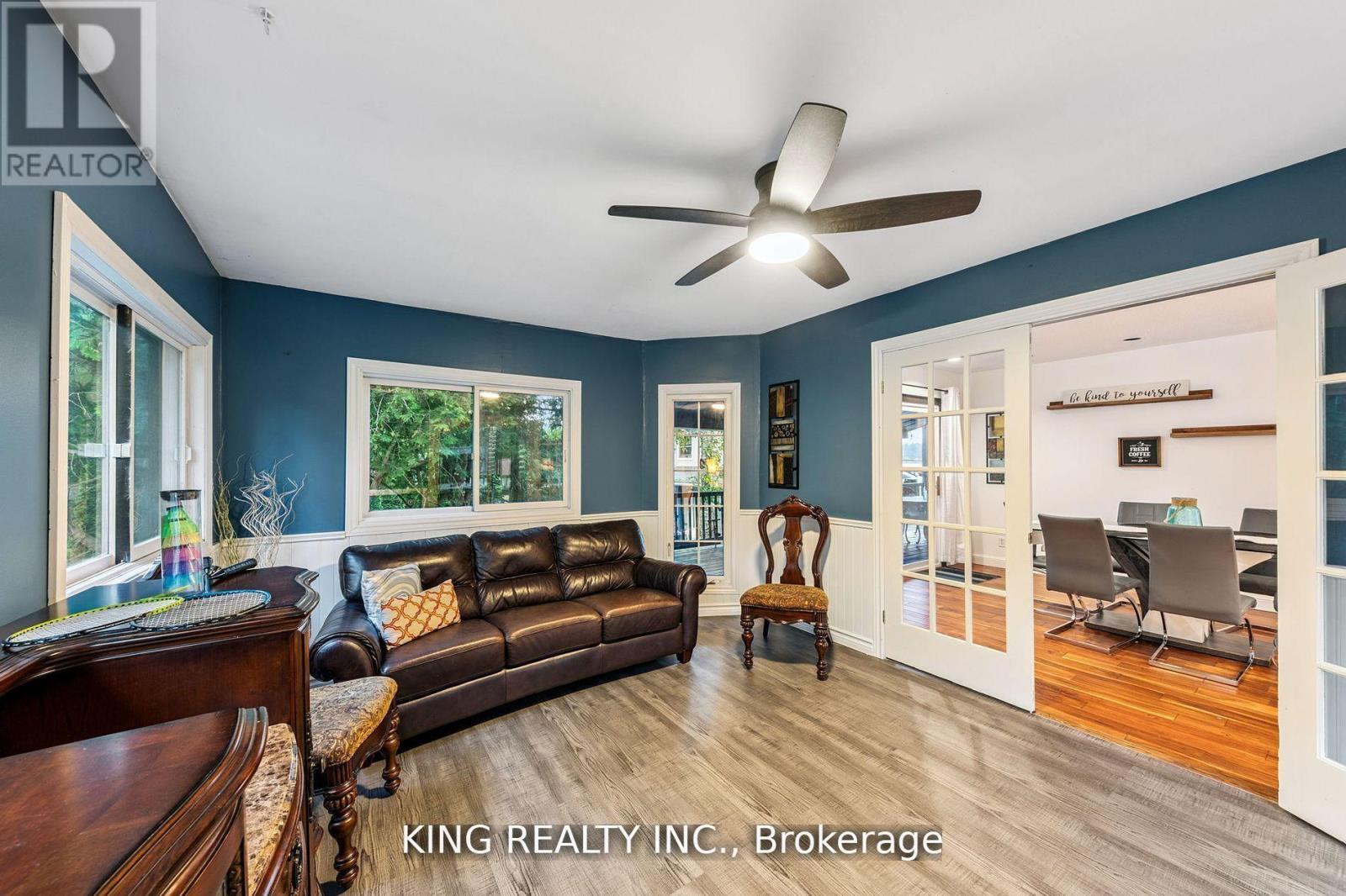 602 Champlain Road, Tiny, ON - Indoor Photo Showing Living Room
