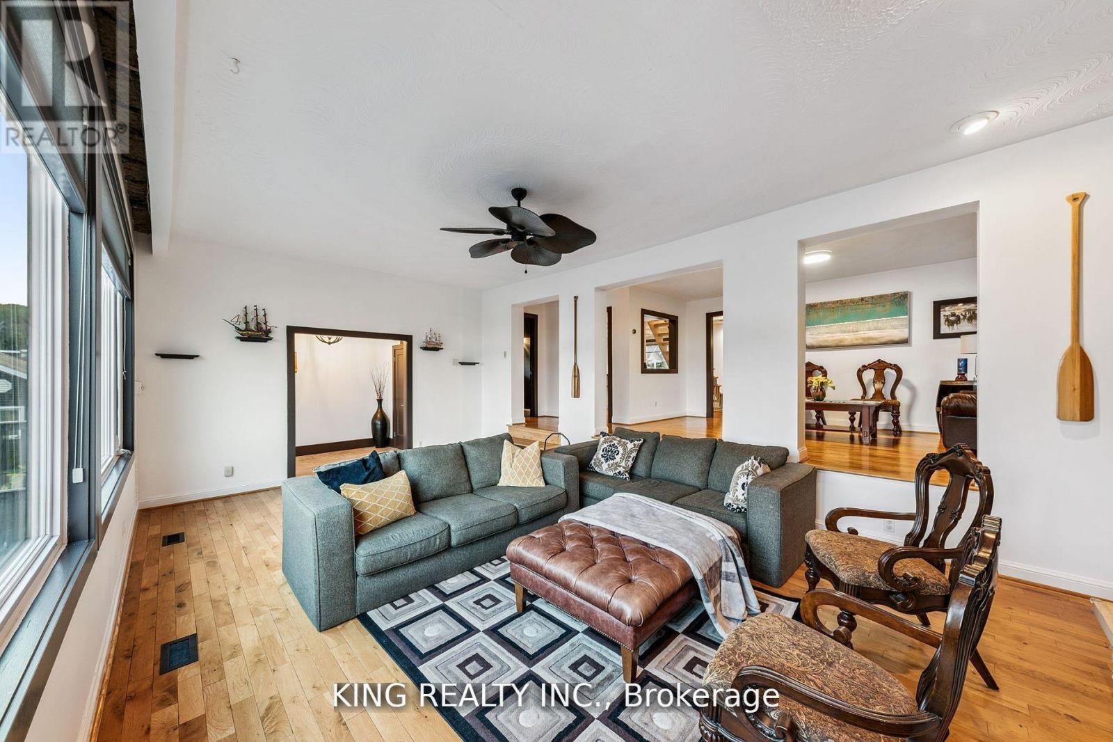 602 Champlain Road, Tiny, ON - Indoor Photo Showing Living Room