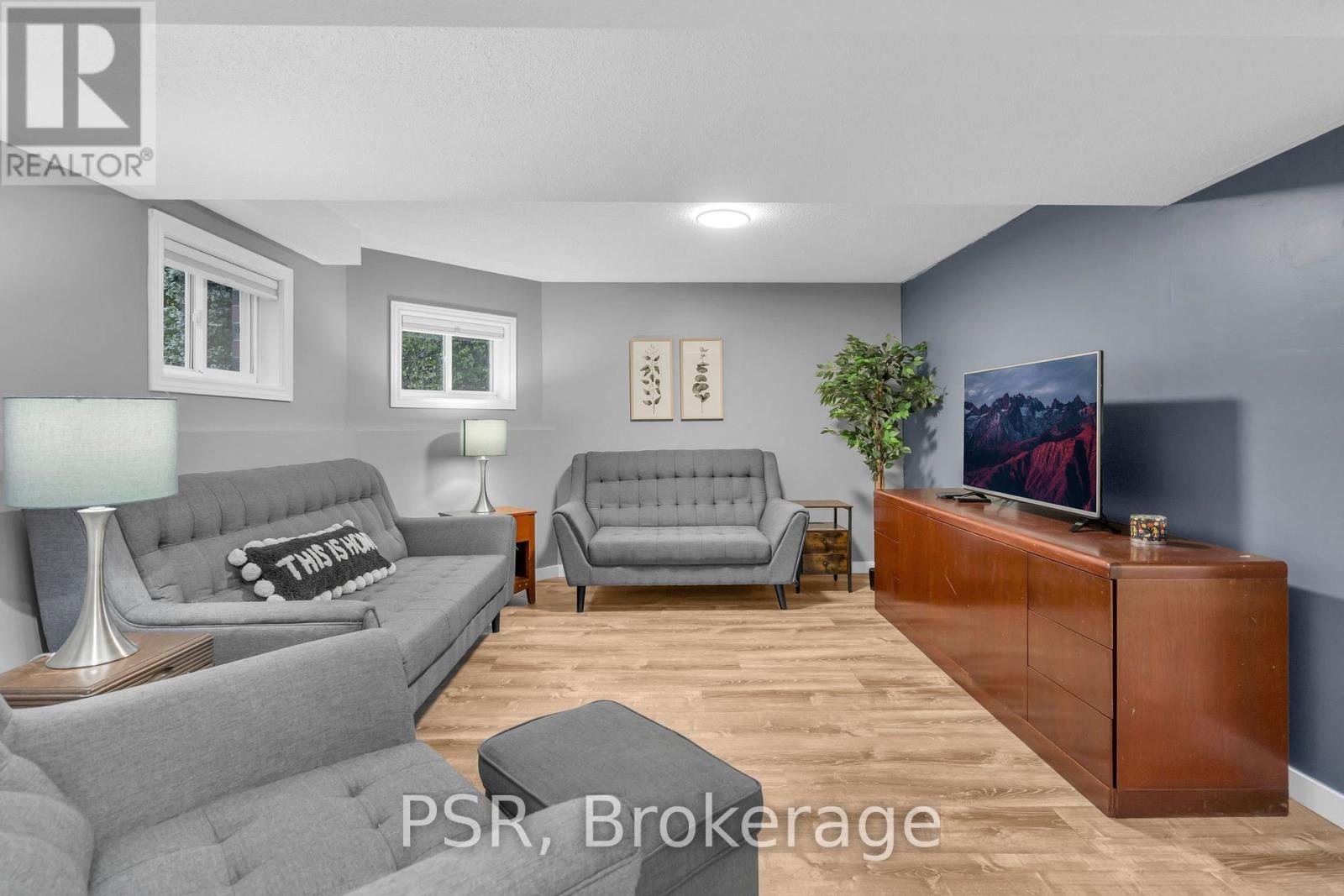 27 Kelenna Drive, Georgina (Sutton & Jackson'S Point), ON - Indoor Photo Showing Living Room