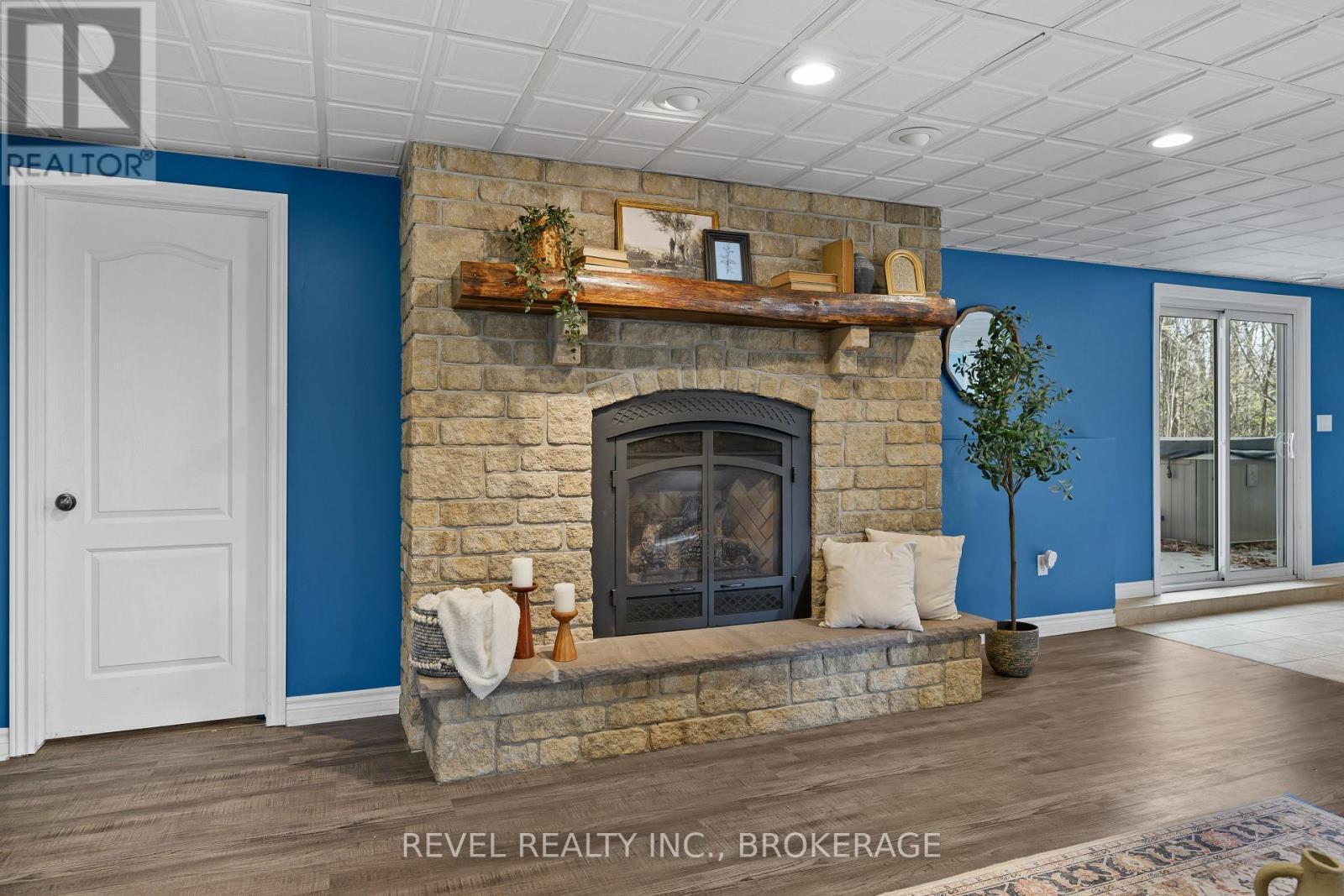 3826 Stage Coach Road, Frontenac (Frontenac South), ON - Indoor With Fireplace