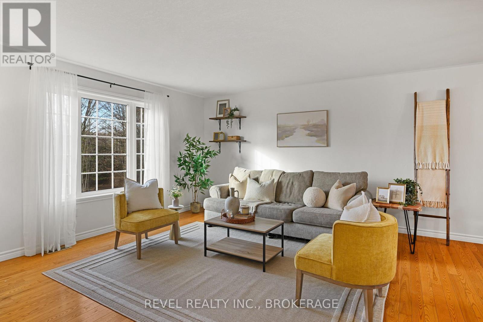 3826 Stage Coach Road, Frontenac (Frontenac South), ON - Indoor Photo Showing Living Room