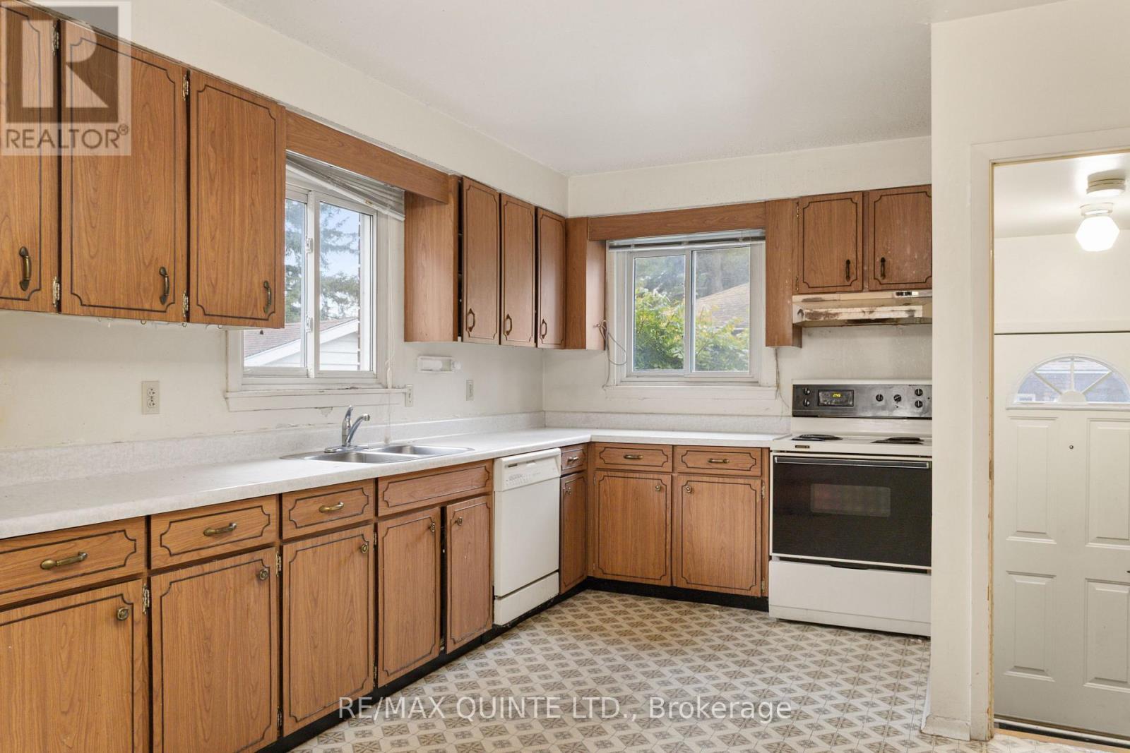 134 Hastings Drive, Belleville (Belleville Ward), ON - Indoor Photo Showing Kitchen With Double Sink