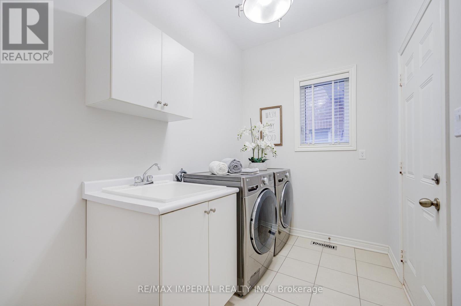 1199 Mctavish Dr. Drive, Newmarket, ON - Indoor Photo Showing Laundry Room