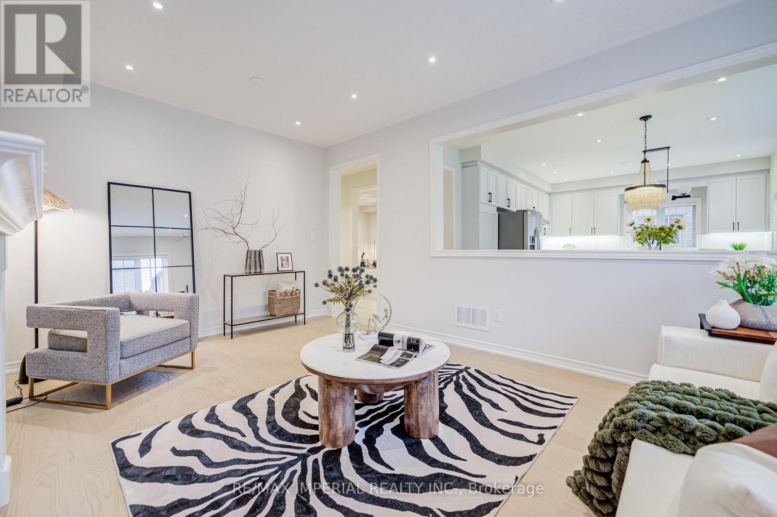1199 Mctavish Dr. Drive, Newmarket, ON - Indoor Photo Showing Living Room