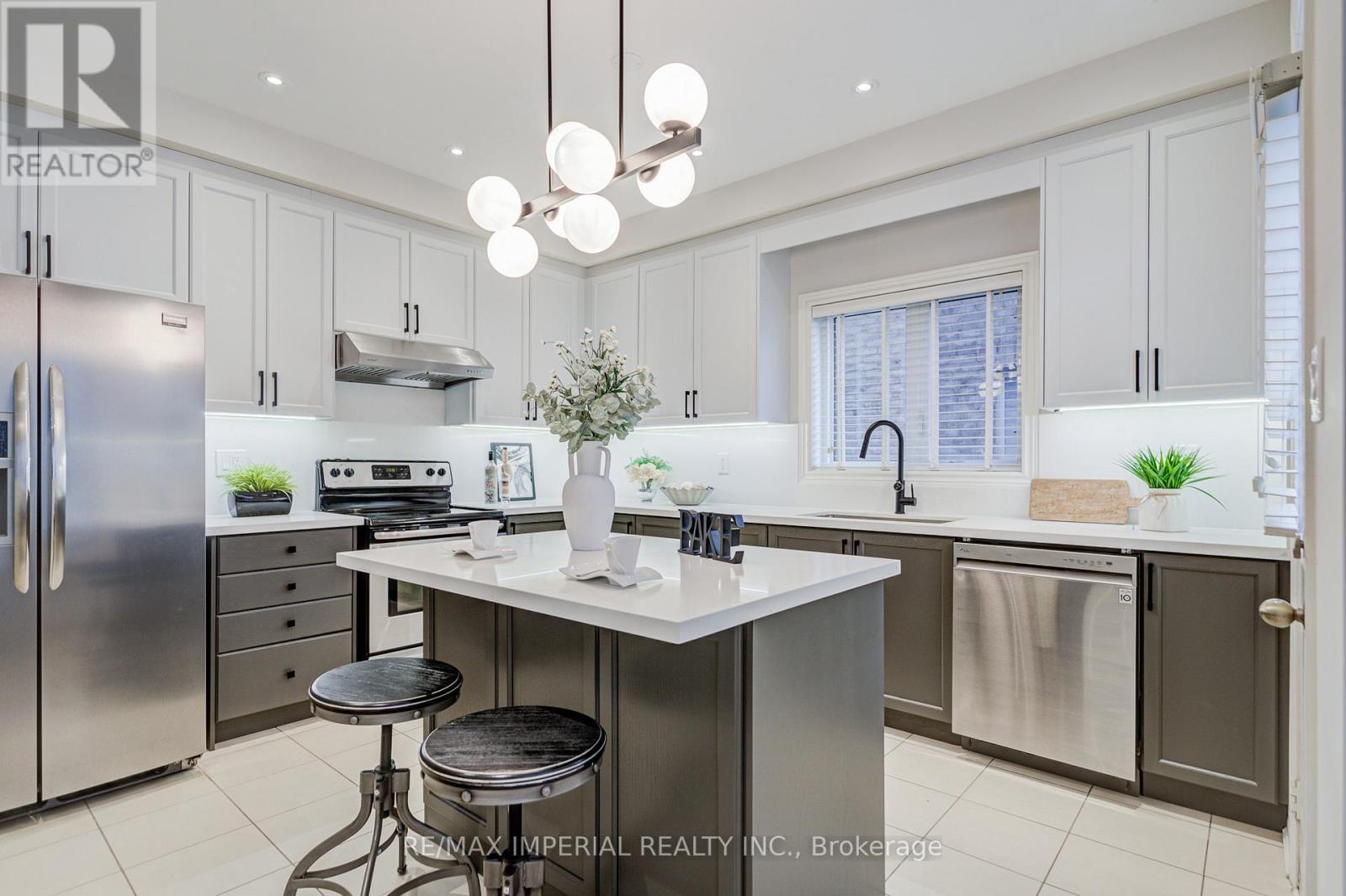 1199 Mctavish Dr. Drive, Newmarket, ON - Indoor Photo Showing Kitchen With Upgraded Kitchen