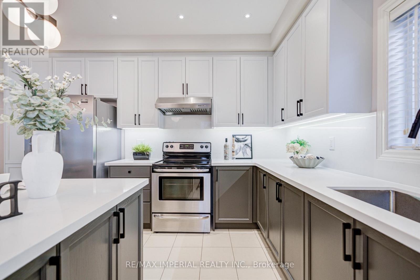 1199 Mctavish Dr. Drive, Newmarket, ON - Indoor Photo Showing Kitchen With Upgraded Kitchen
