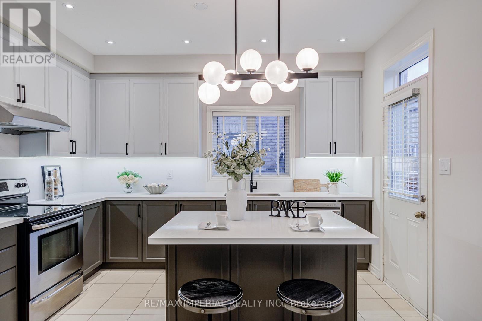 1199 Mctavish Dr. Drive, Newmarket, ON - Indoor Photo Showing Kitchen With Upgraded Kitchen