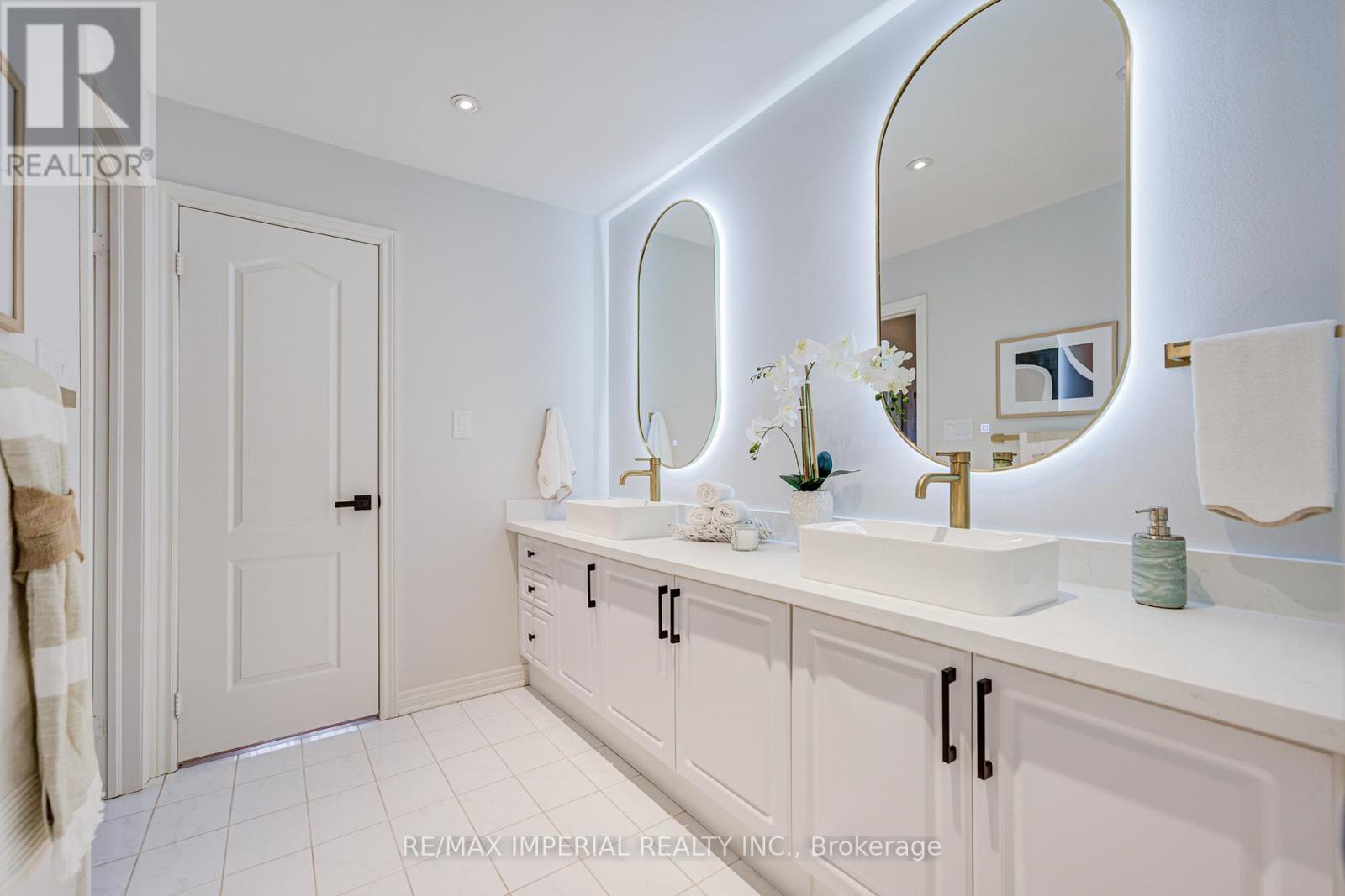 1199 Mctavish Dr. Drive, Newmarket, ON - Indoor Photo Showing Bathroom
