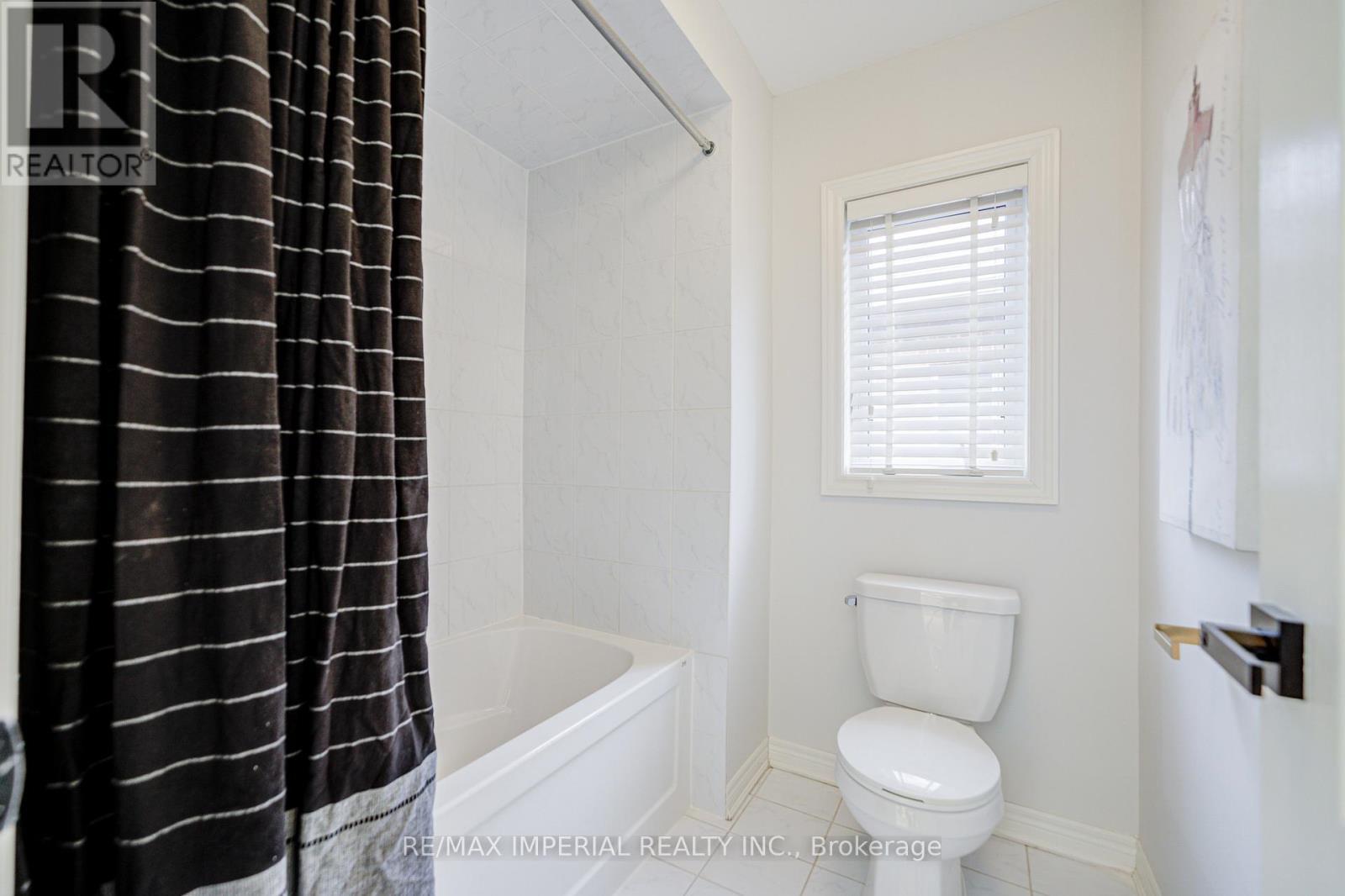 1199 Mctavish Dr. Drive, Newmarket, ON - Indoor Photo Showing Bathroom