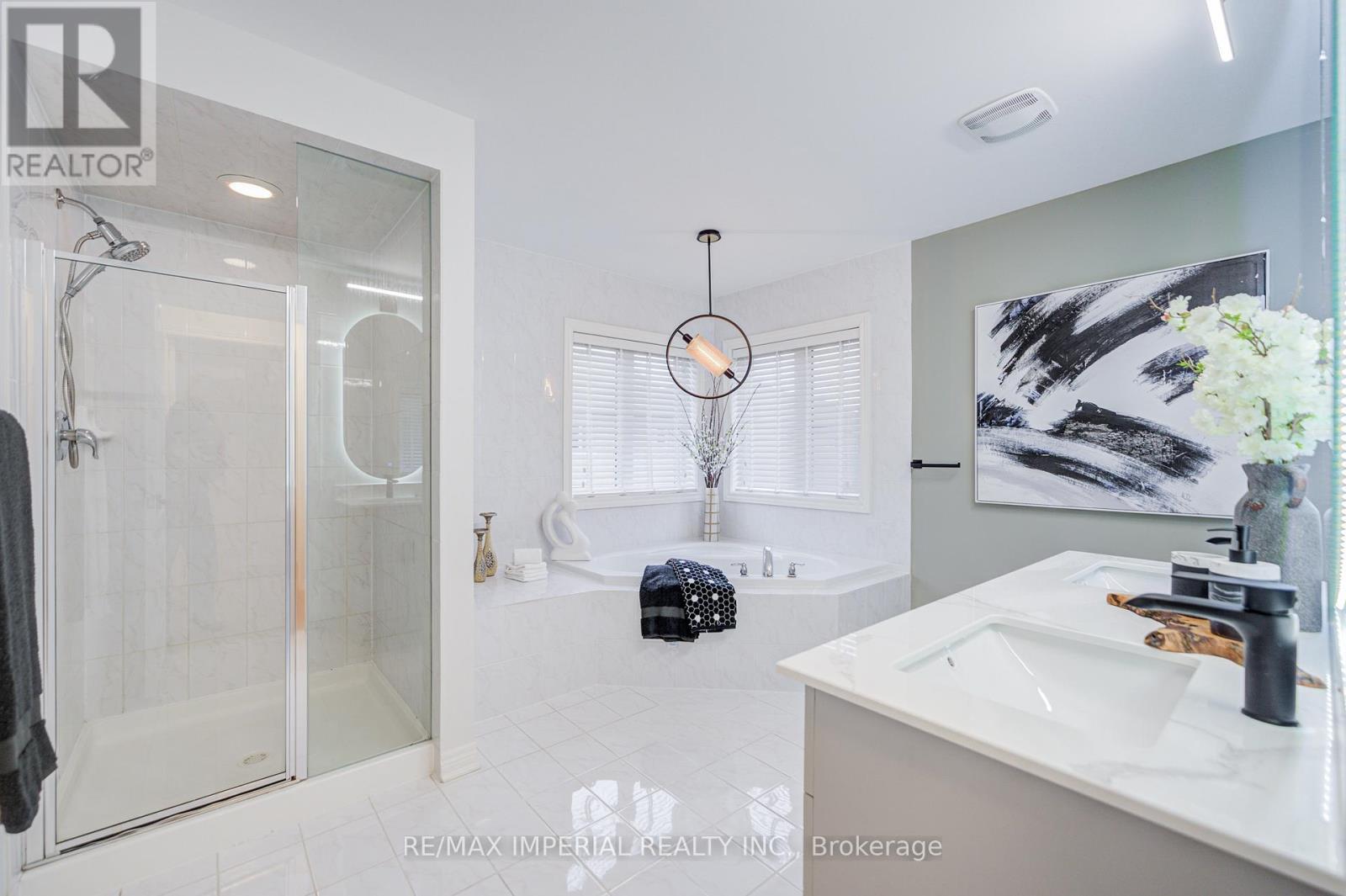 1199 Mctavish Dr. Drive, Newmarket, ON - Indoor Photo Showing Bathroom