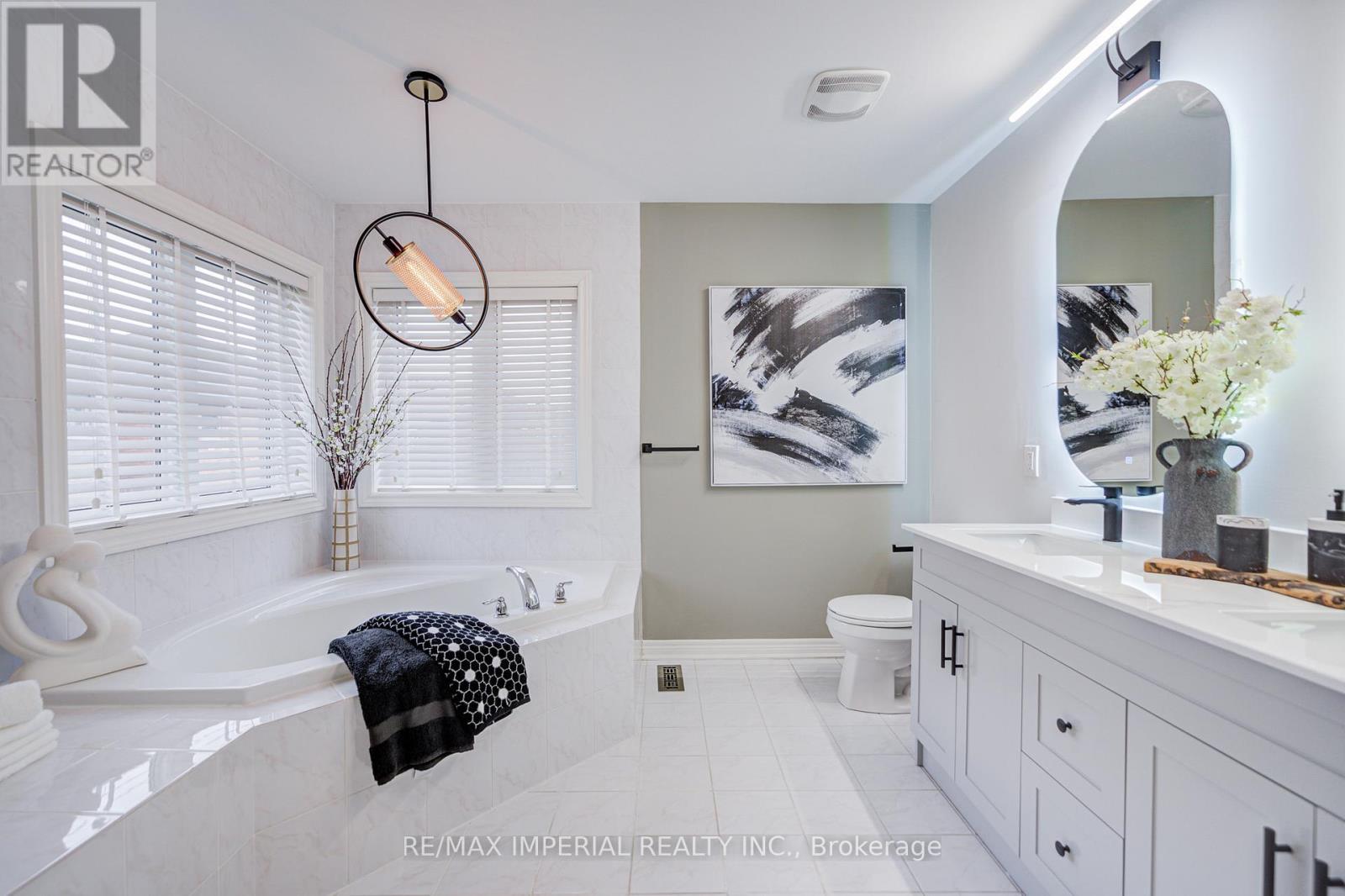 1199 Mctavish Dr. Drive, Newmarket, ON - Indoor Photo Showing Bathroom