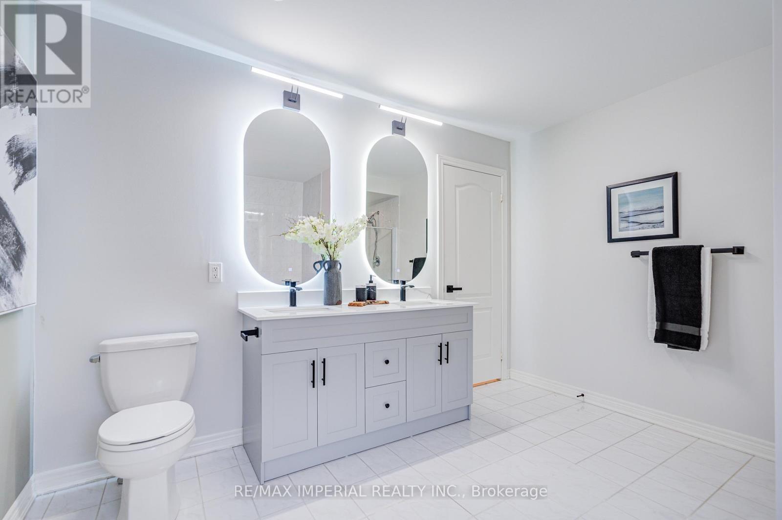 1199 Mctavish Dr. Drive, Newmarket, ON - Indoor Photo Showing Bathroom