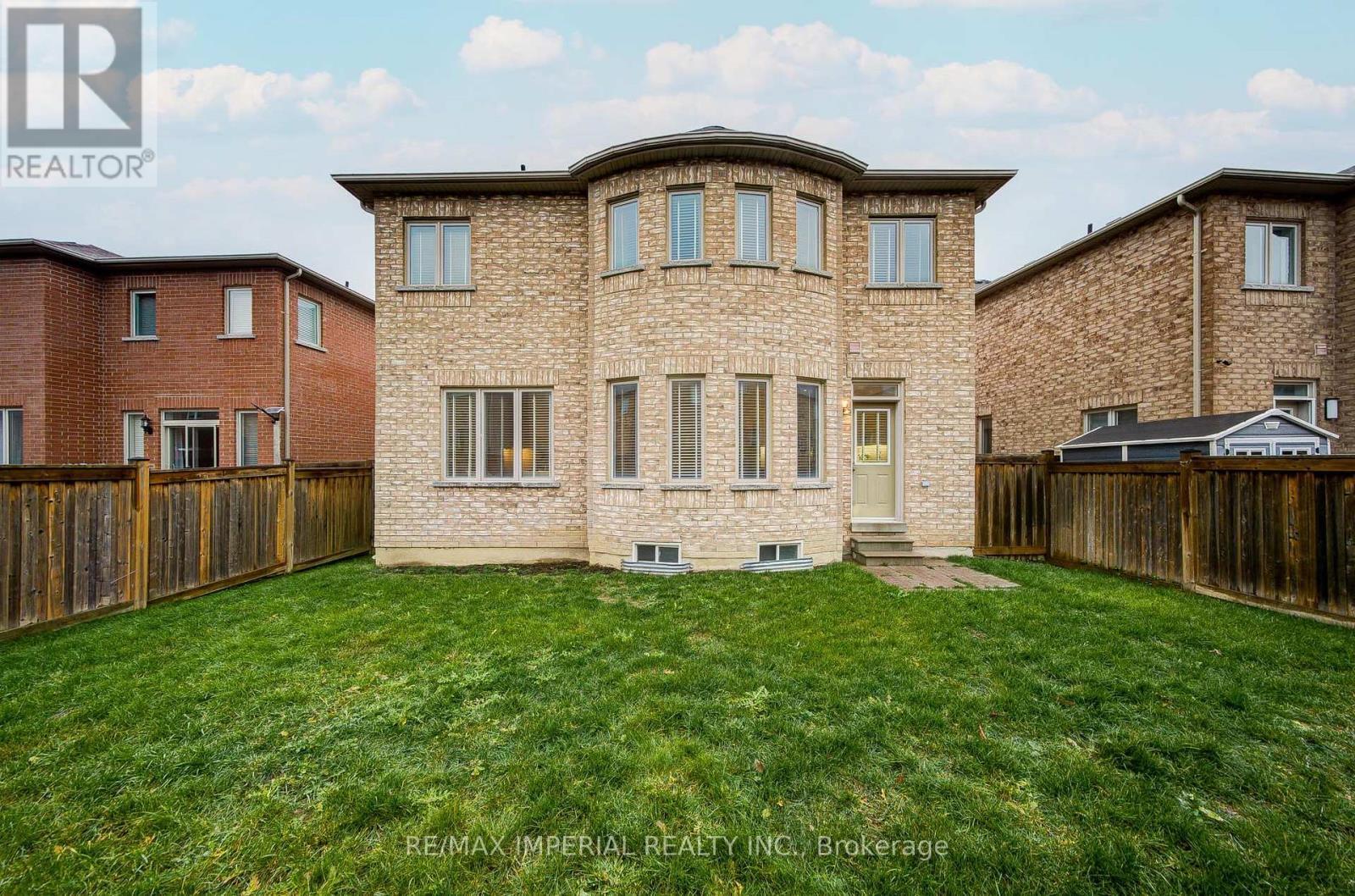 1199 Mctavish Dr. Drive, Newmarket, ON - Outdoor