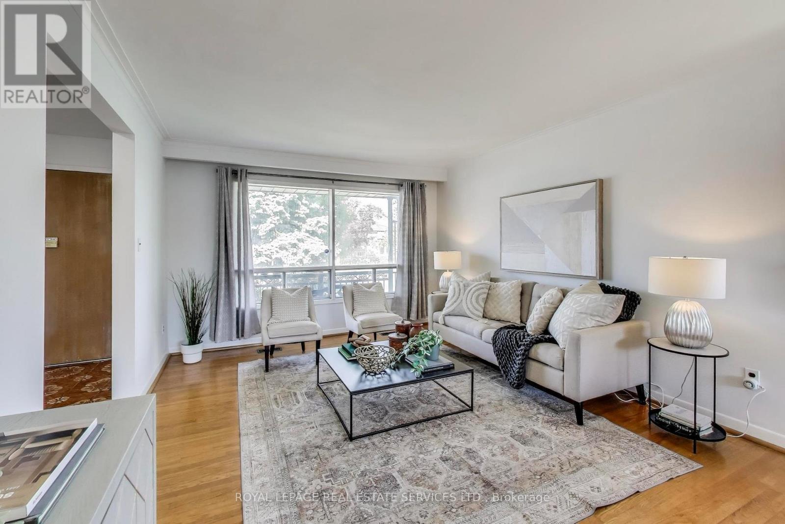 251 Driftwood Avenue, Toronto, ON - Indoor Photo Showing Living Room