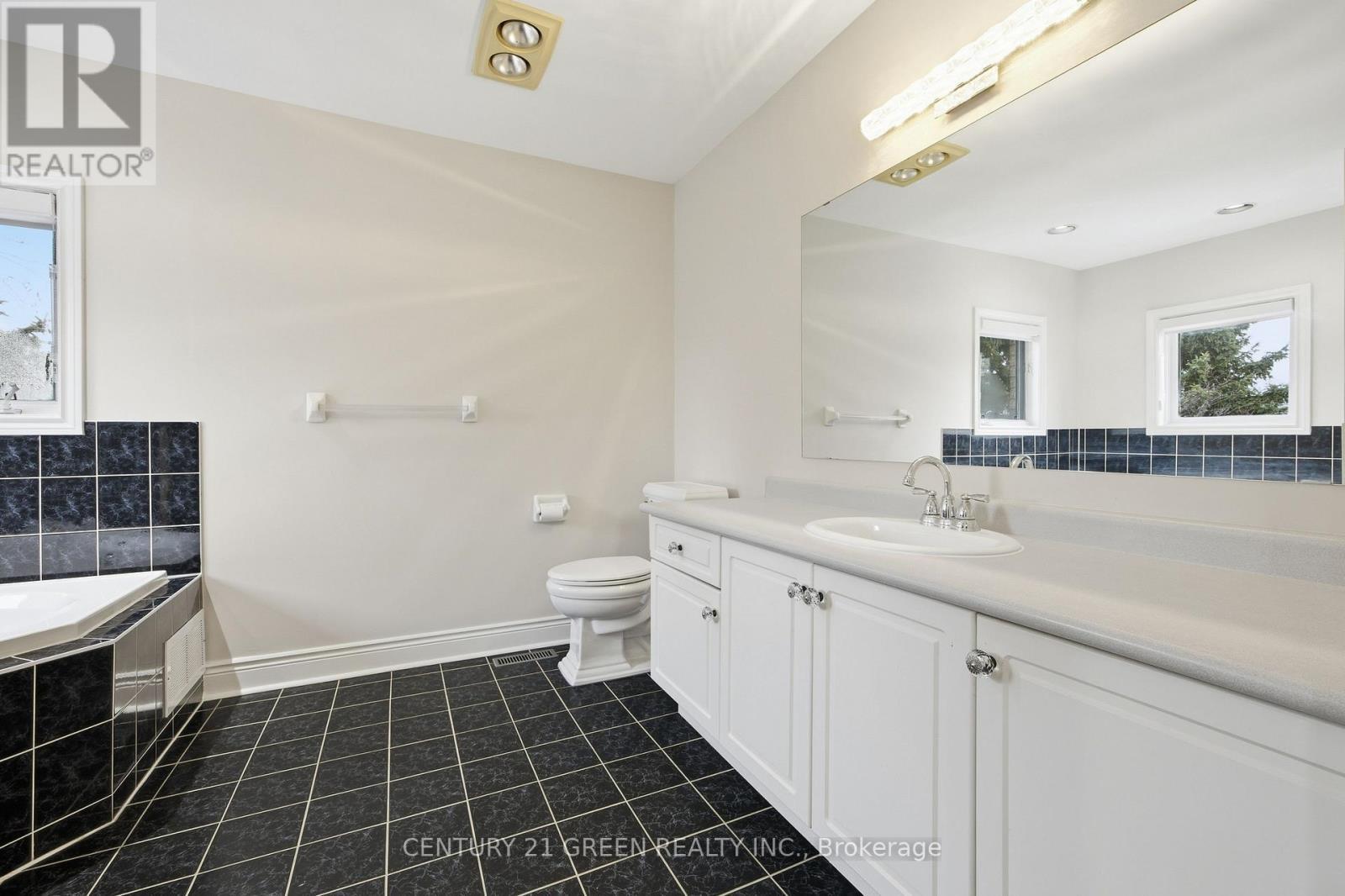 6311 Mulberry Crescent, Mississauga, ON - Indoor Photo Showing Bathroom