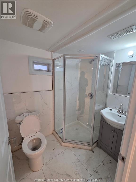 3284 Baby, Windsor, ON - Indoor Photo Showing Bathroom
